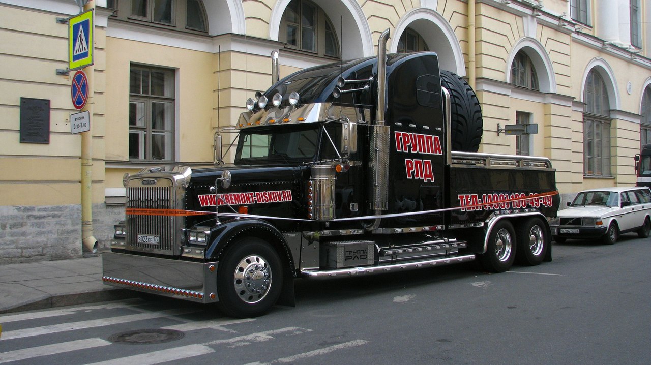 Москва, № В 023 КЕ 177 — Freightliner FLD 132 Classic XL