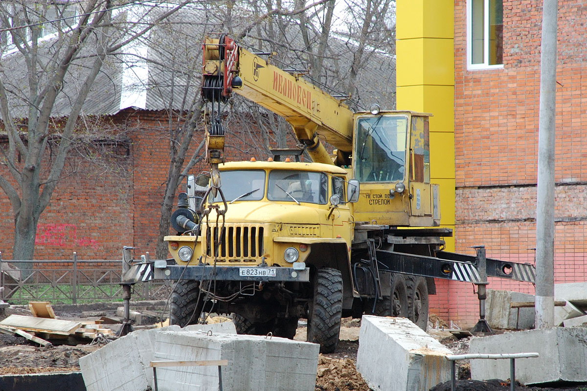 Тульская область, № Е 823 НВ 71 — Урал-5557-10