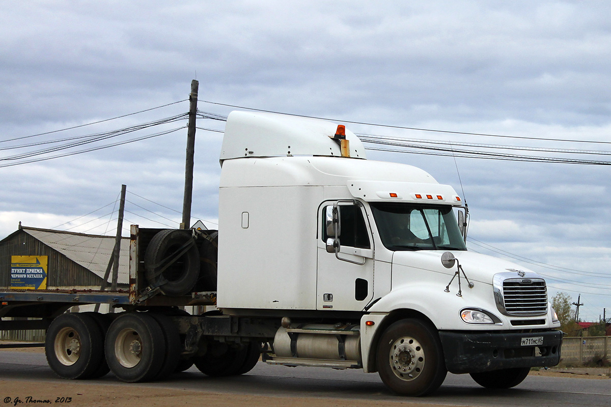 Сахалинская область, № М 711 МС 65 — Freightliner Columbia