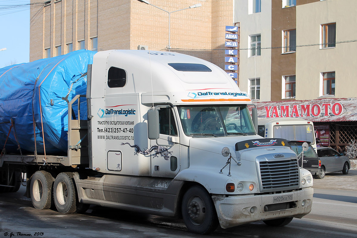 Приморский край, № М 023 КА 125 — Freightliner Century Class