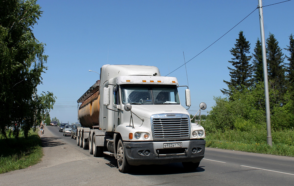 Кемеровская область, № В 932 ВТ 142 — Freightliner Century Class