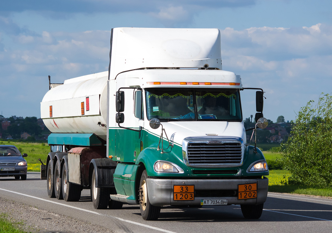 Ивано-Франковская область, № АТ 7034 ВН — Freightliner Columbia