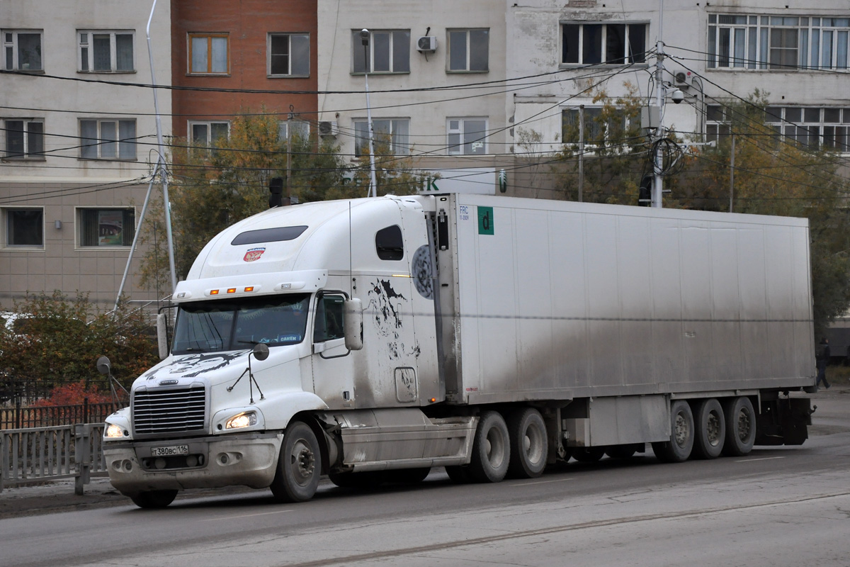 Татарстан, № Т 380 ВС 116 — Freightliner Columbia