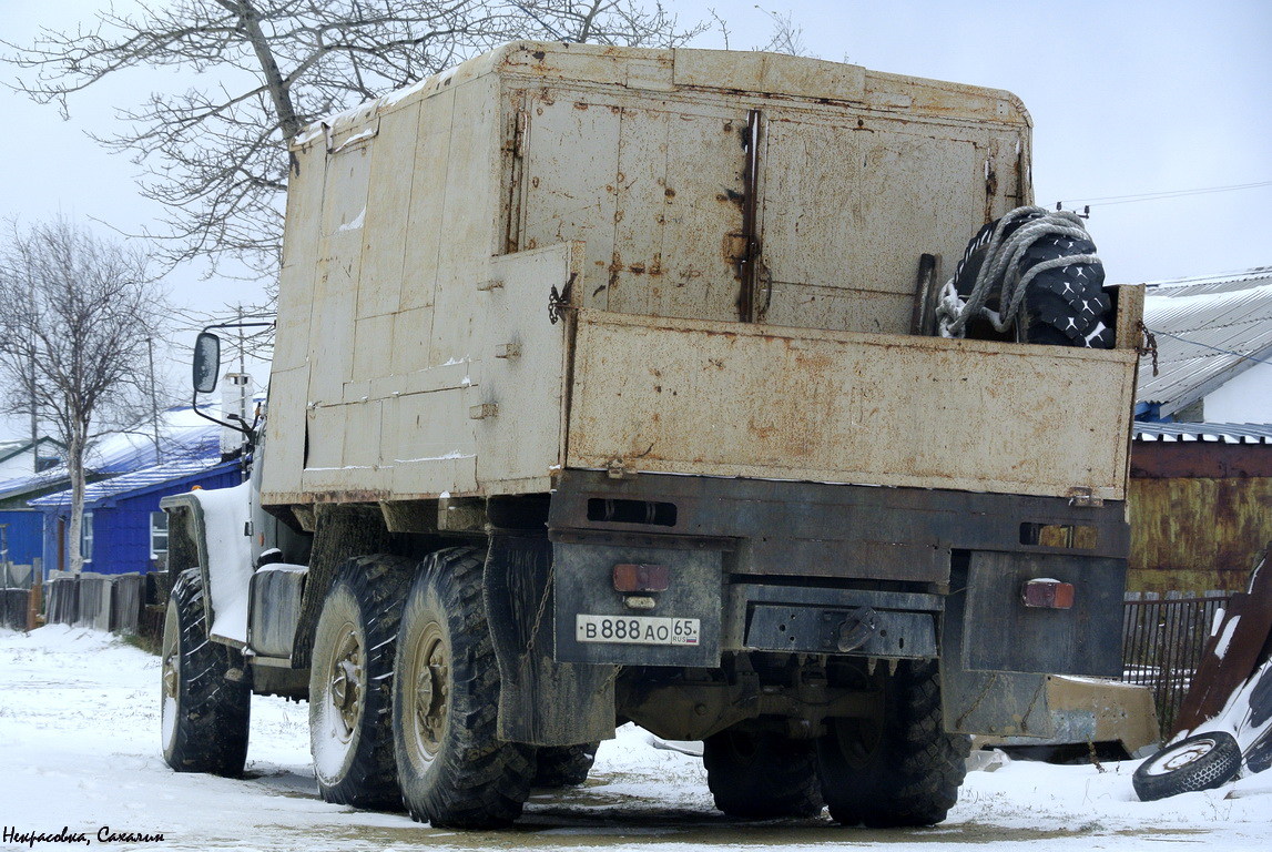 Сахалинская область, № В 888 АО 65 — Урал-4320