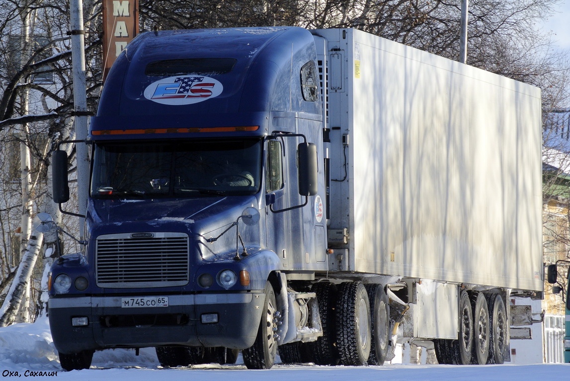 Сахалинская область, № М 745 СО 65 — Freightliner Century Class