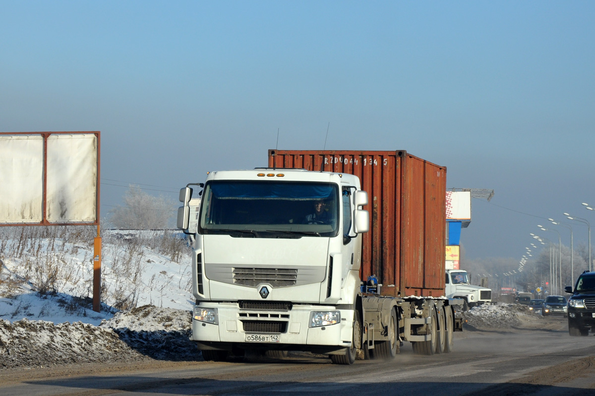 Кемеровская область, № О 586 ВТ 142 — Renault Premium ('2006) [X9P]