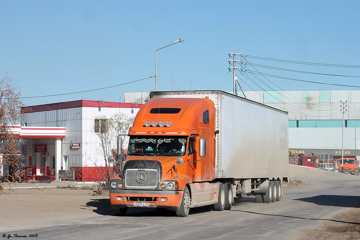 Приморский край, № Н 369 ЕА 125 — Freightliner Century Class