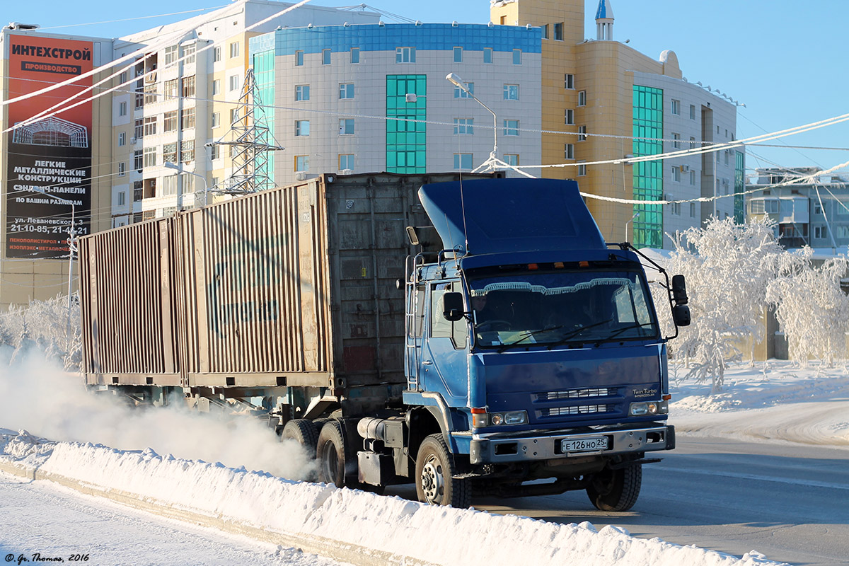 Приморский край, № Е 126 НО 25 — Mitsubishi Fuso The Great