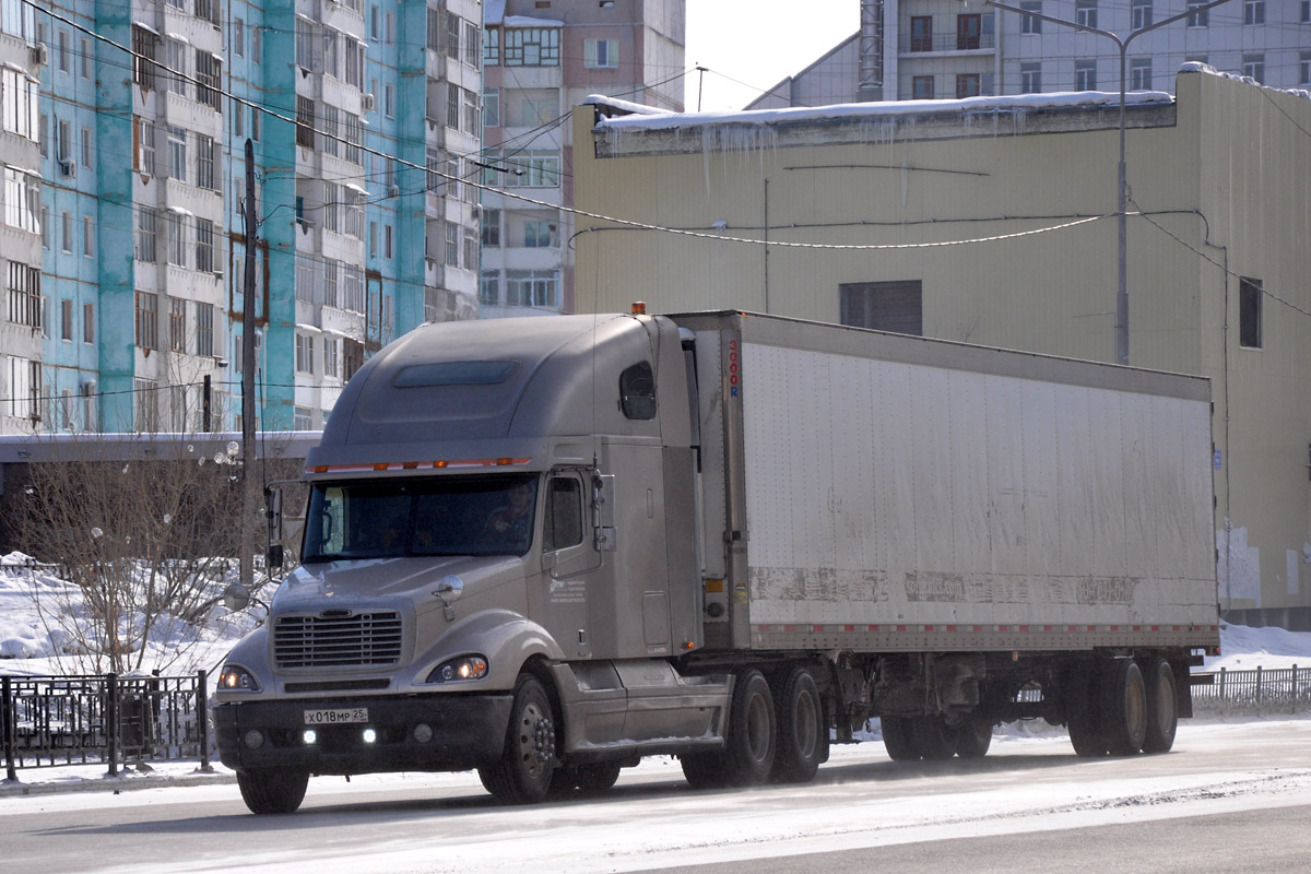 Приморский край, № Х 018 МР 25 — Freightliner Columbia