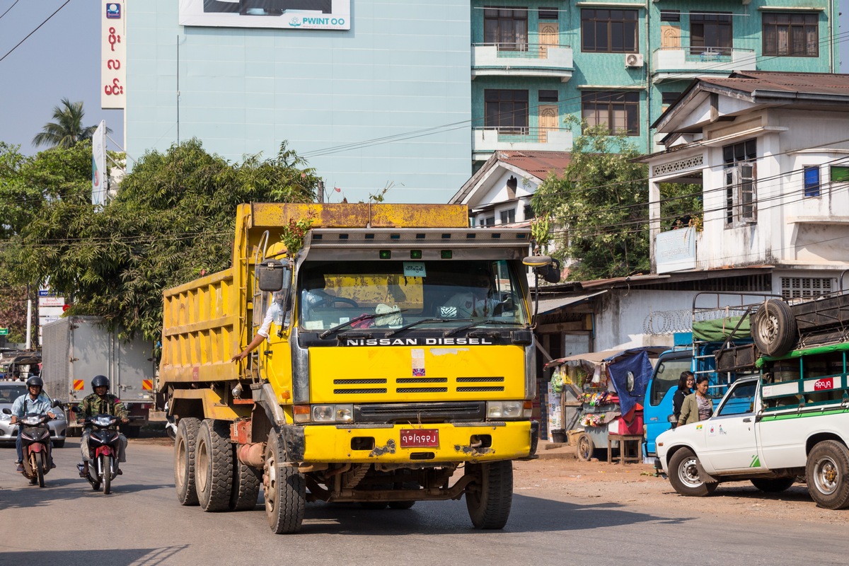 Мьянма, № ၇ခ/၇၄၃၂ — Nissan Diesel Big Thumb