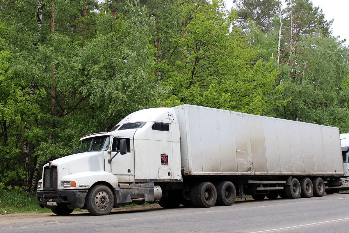 Коми, № О 560 АР 11 — Kenworth T600