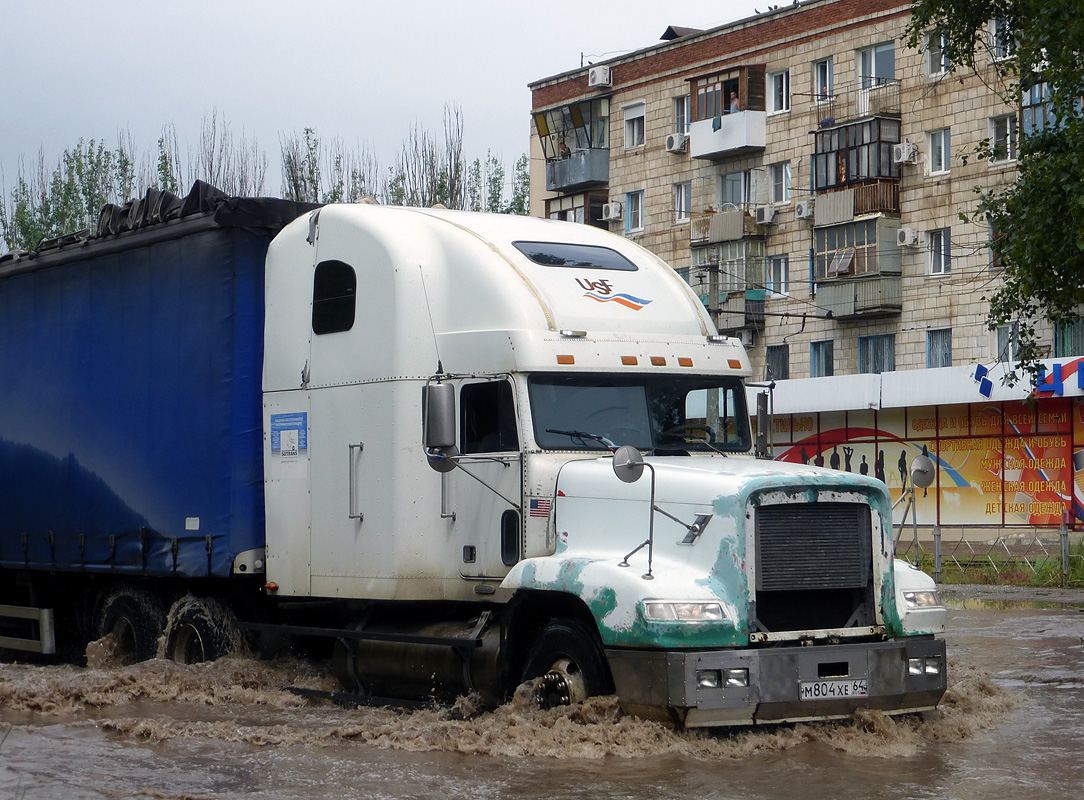 Саратовская область, № М 804 ХВ 64 — Freightliner FLD 120