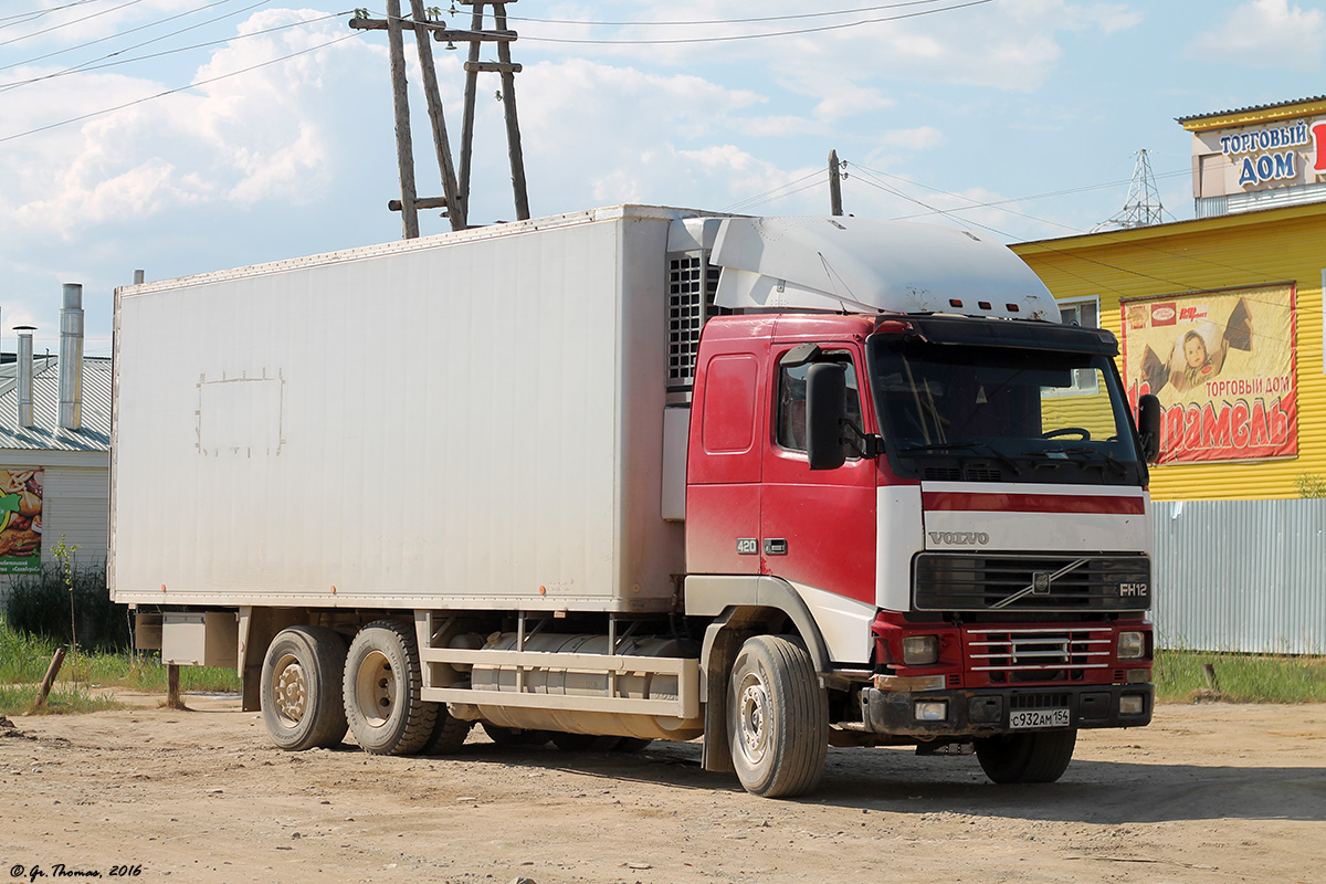 Новосибирская область, № С 932 АМ 154 — Volvo ('1993) FH12.420