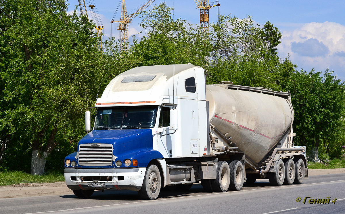 Волгоградская область, № А 071 ХН 34 — Freightliner Century Class