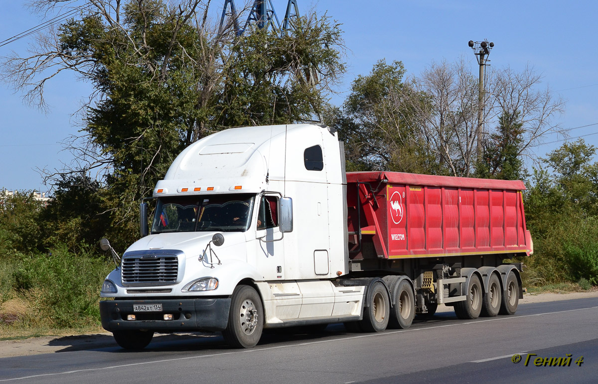 Волгоградская область, № А 842 АТ 134 — Freightliner Columbia