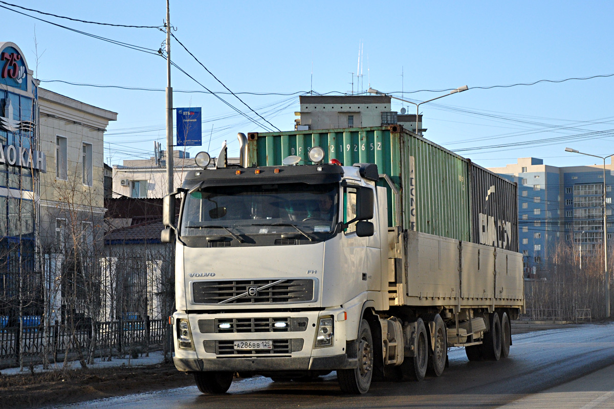 Приморский край, № А 286 ВВ 125 — Volvo ('2002) FH-Series