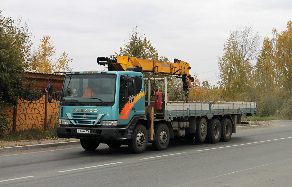 Красноярский край, № К 586 ЕР 142 — Daewoo Ultra Royal