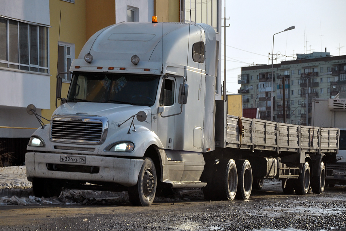 Саха (Якутия), № Н 324 КР 14 — Freightliner Columbia