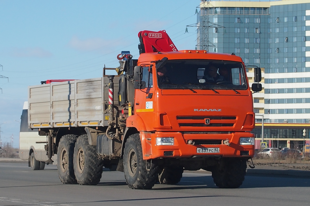 Ханты-Мансийский автоном.округ, № Е 337 РС 82 — КамАЗ-43118-46