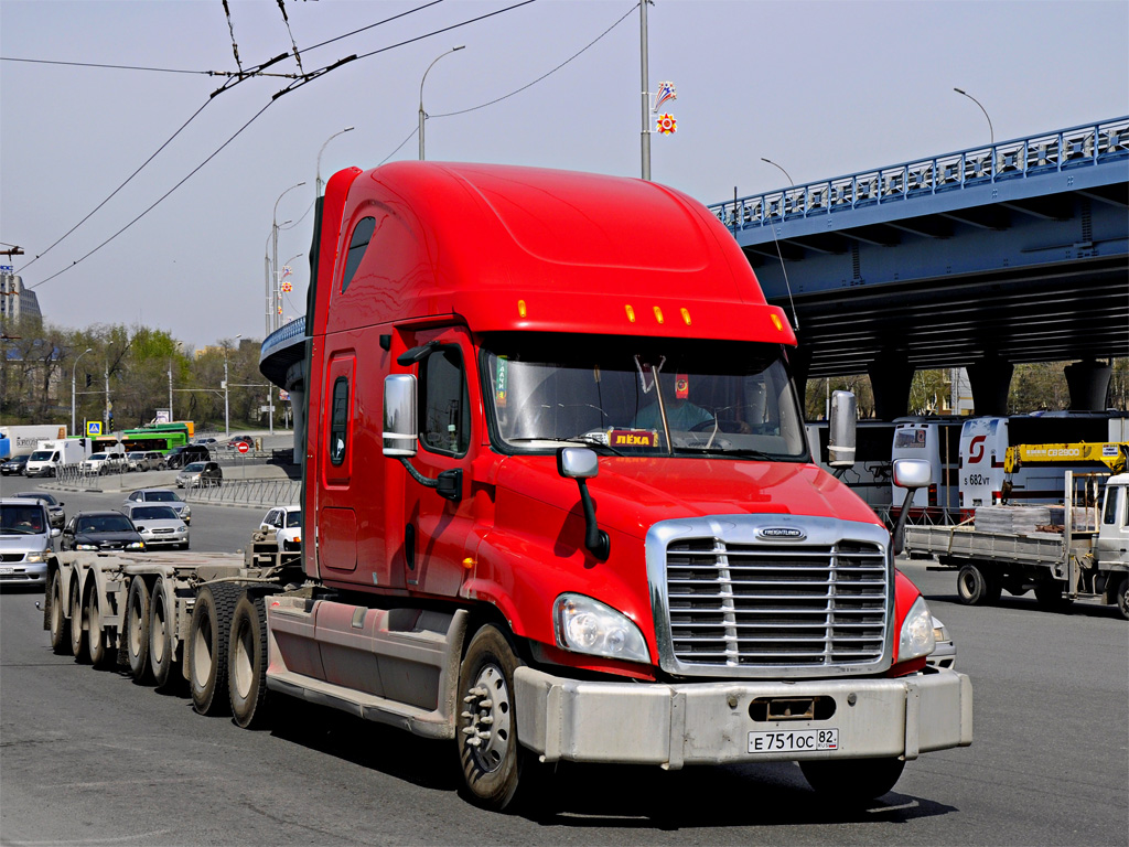 Новосибирская область, № Е 751 ОС 82 — Freightliner Cascadia