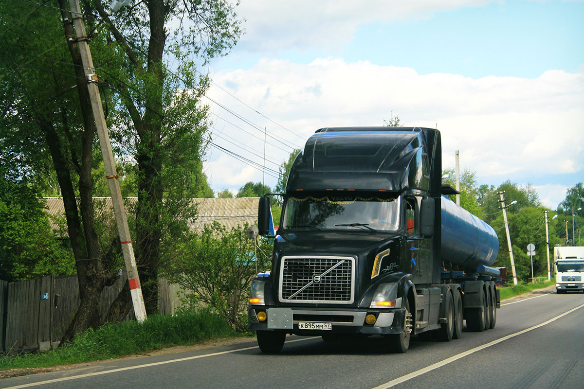 Орловская область, № К 895 ММ 57 — Volvo VNL670