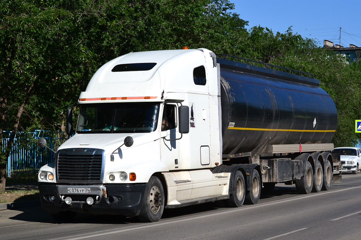 Волгоградская область, № С 076 УР 34 — Freightliner Century Class