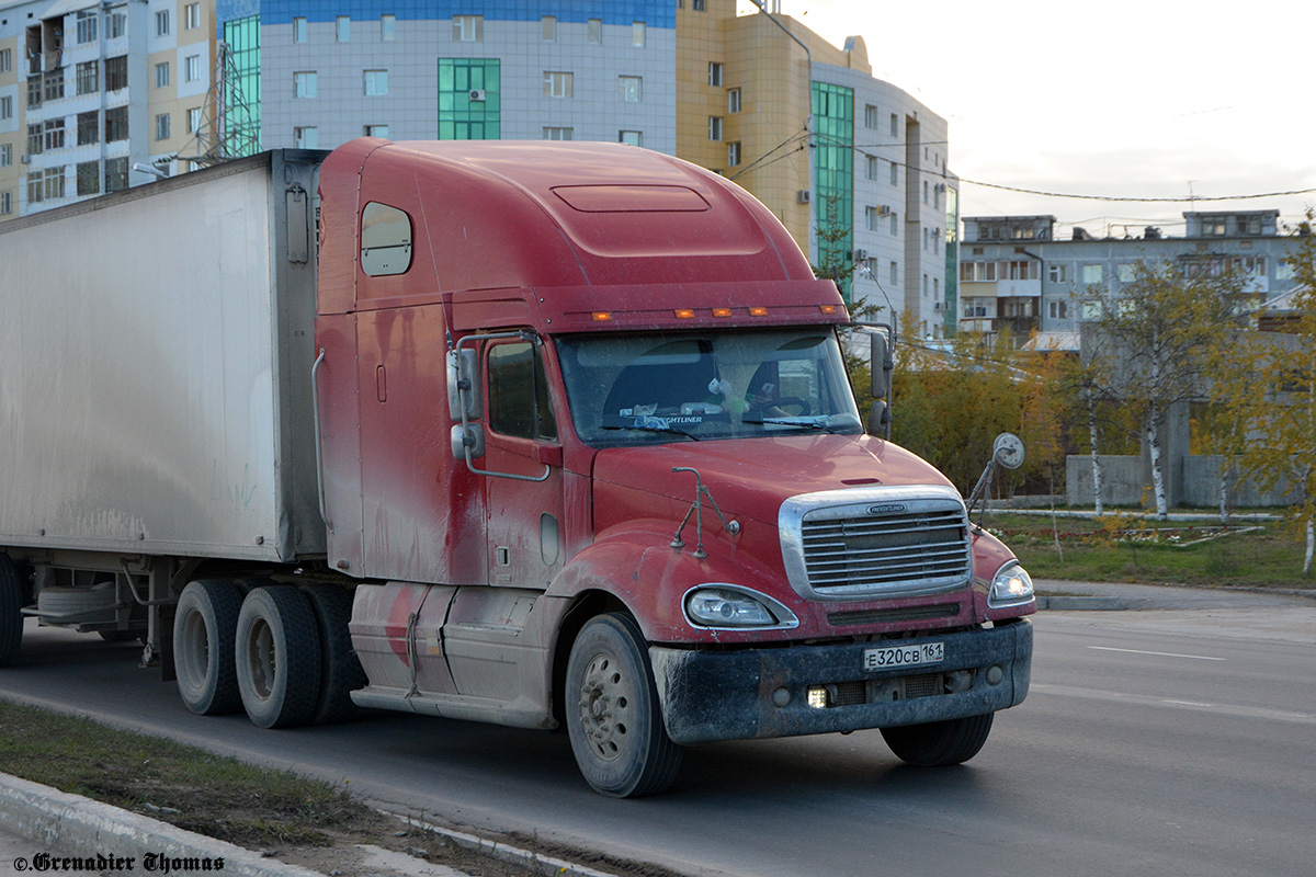 Ростовская область, № Е 320 СВ 161 — Freightliner Columbia