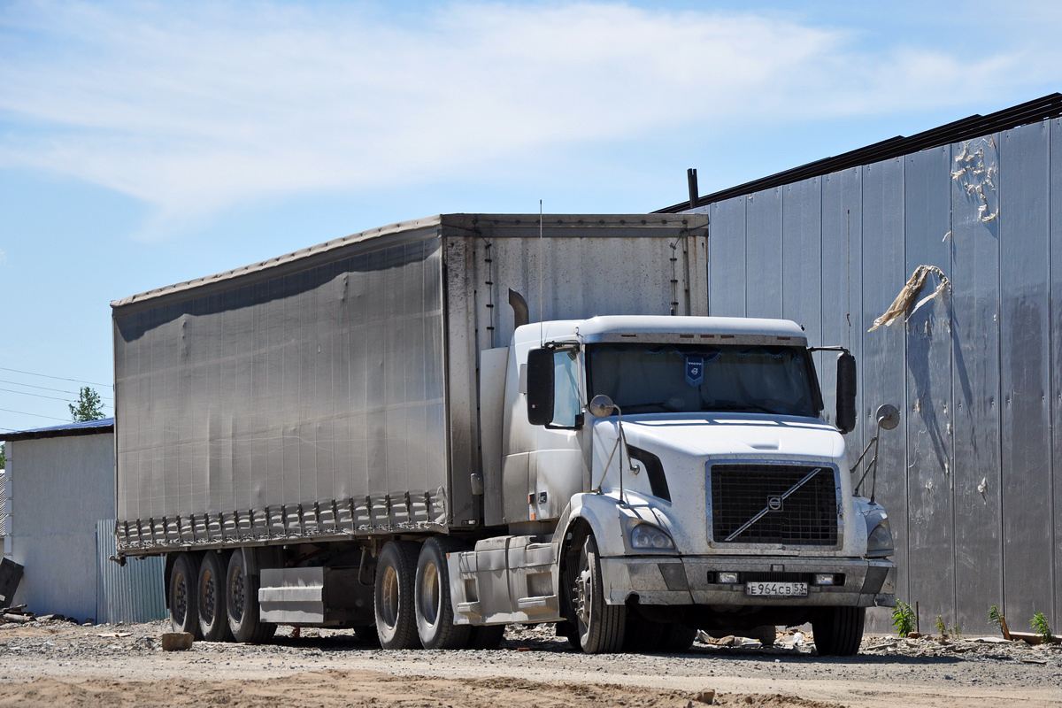 Новгородская область, № Е 964 СВ 53 — Volvo VNL430