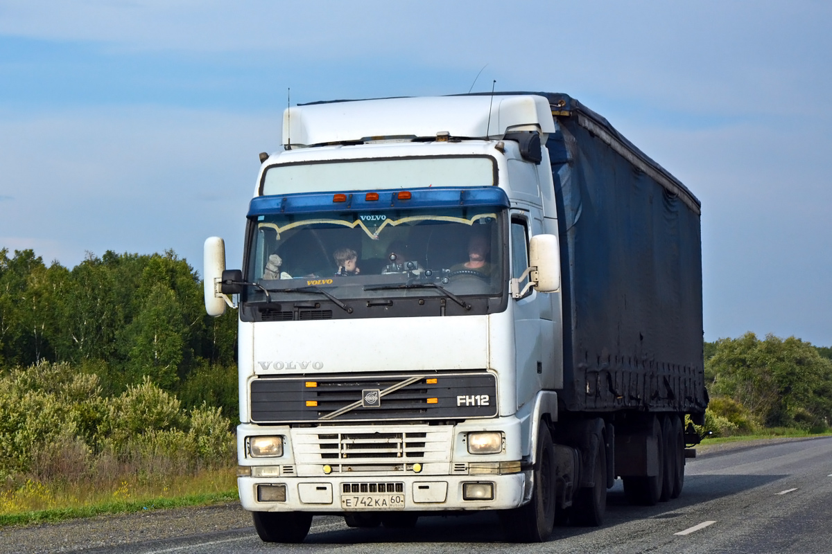 Псковская область, № Е 742 КА 60 — Volvo ('1993) FH12.380