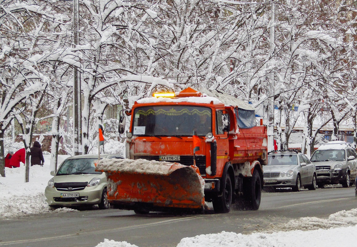 Киев, № АА 8198 СЕ — МАЗ-5551 [555100]