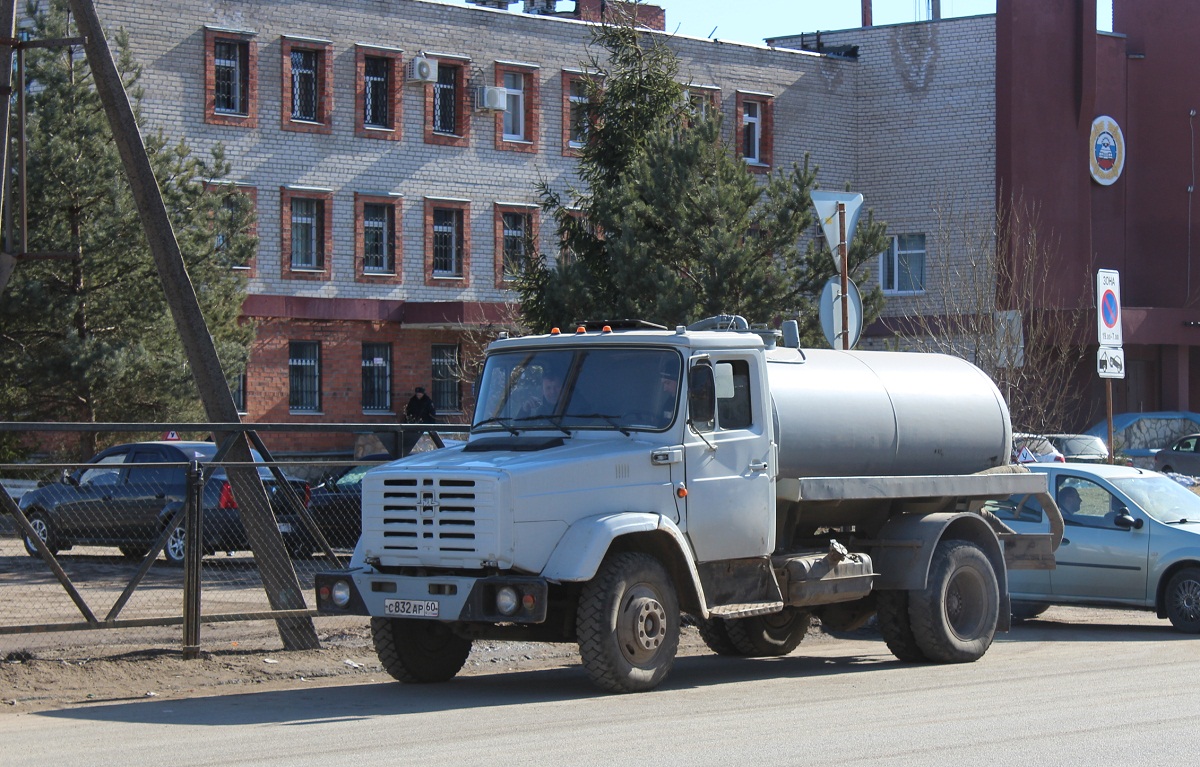 Псковская область, № С 832 АР 60 — ЗИЛ-433362