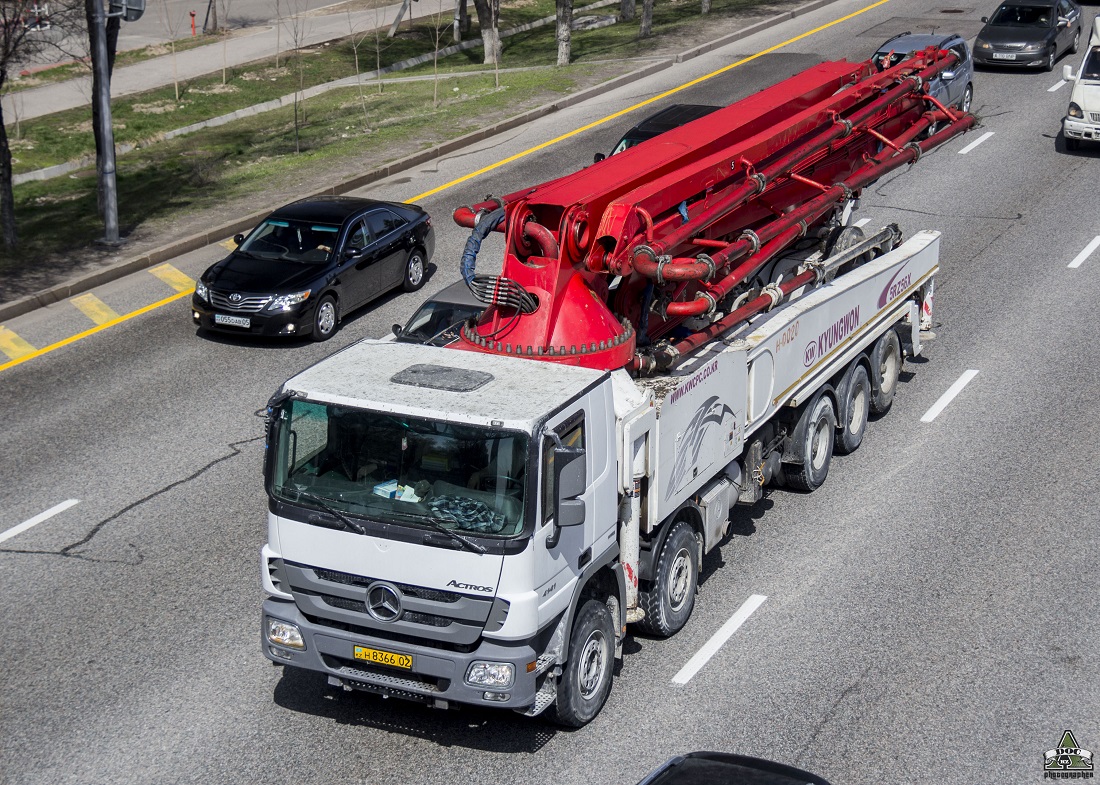 Алматы, № H 8366 02 — Mercedes-Benz Actros ('2009) 4141