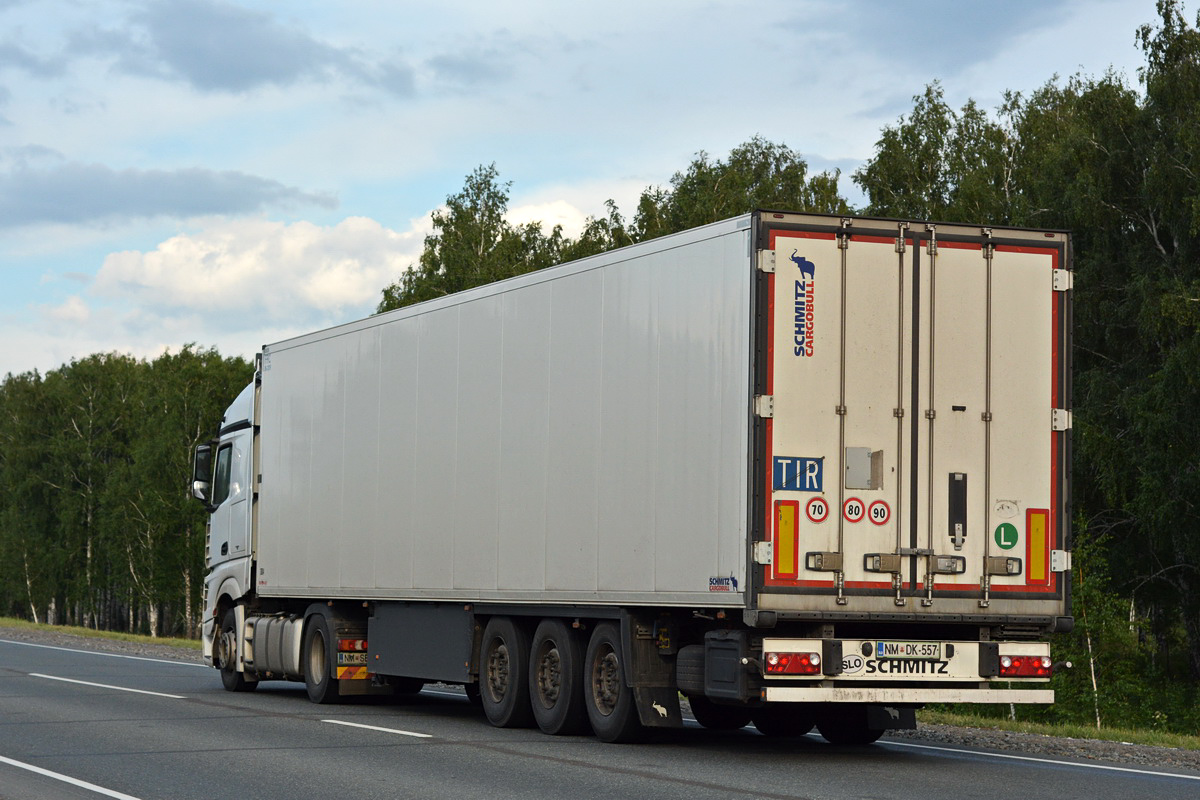 Словения, № NM SE 388 — Mercedes-Benz Actros ('2011) 1848; Словения, № NM DK-557 — Schmitz Cargobull (общая модель)