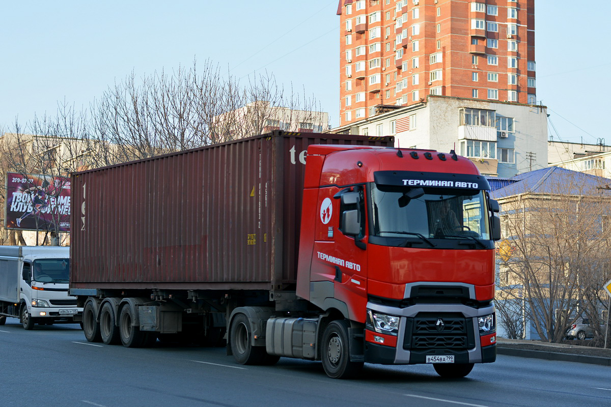 Приморский край, № В 454 ВА 799 — Renault T-Series ('2013)