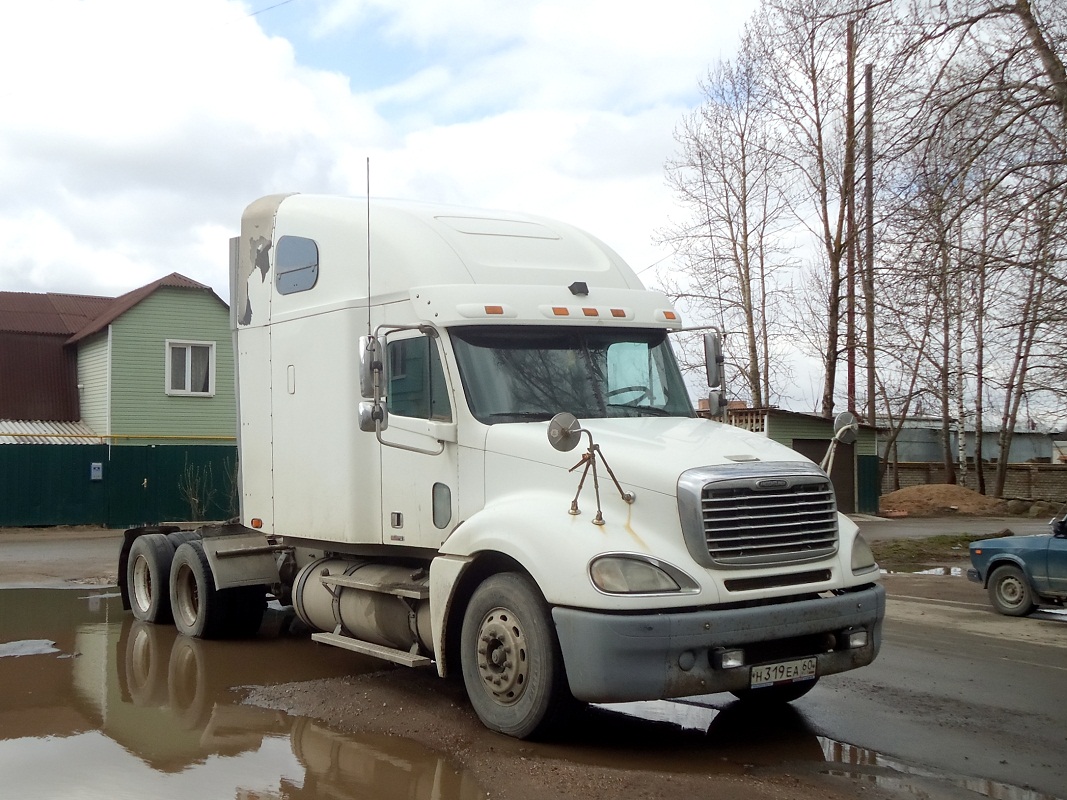 Псковская область, № Н 319 ЕА 60 — Freightliner Columbia