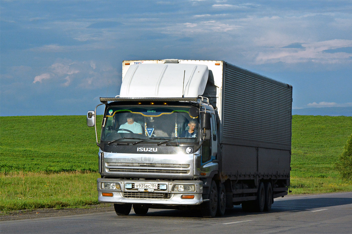 Новосибирская область, № В 935 ВС 154 — Isuzu Giga (общая модель)