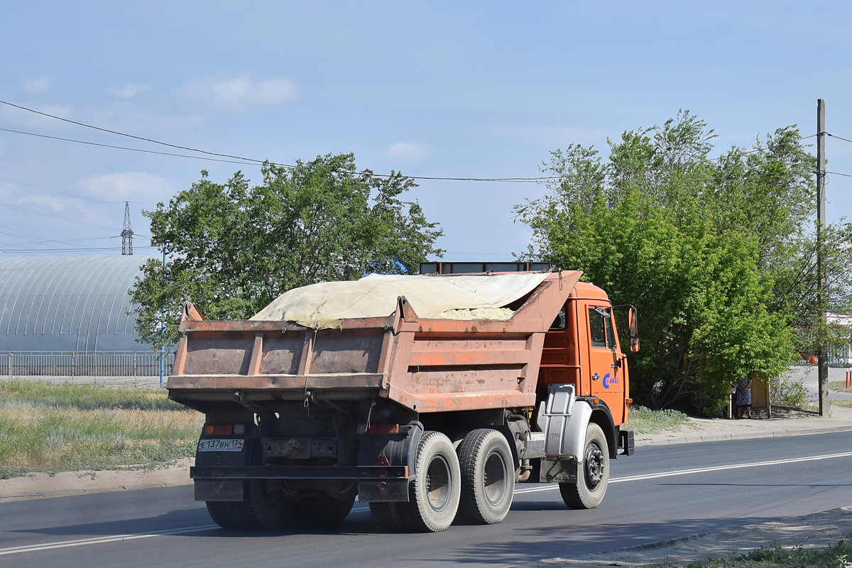 Волгоградская область, № Е 137 ВН 134 — КамАЗ-55111-02 [55111C]