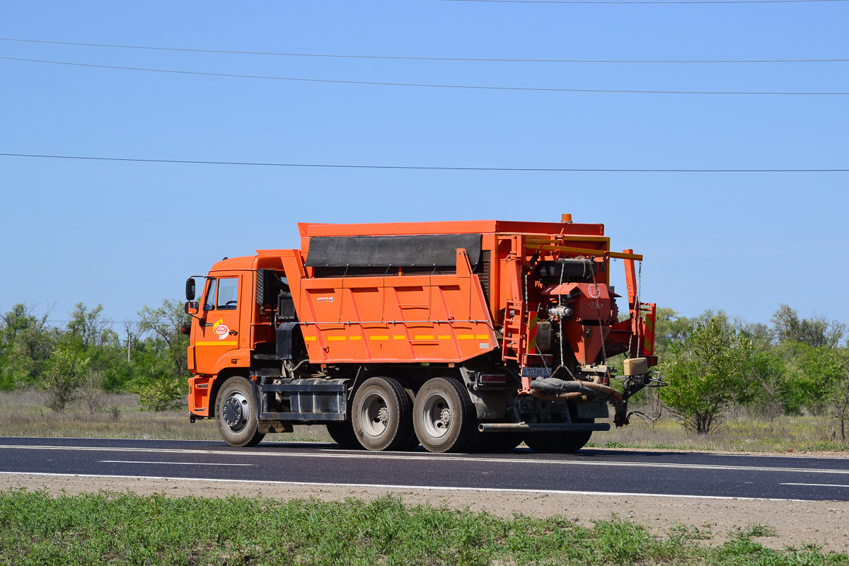 Волгоградская область, № Е 107 ВЕ 134 — КамАЗ-65115 (общая модель)