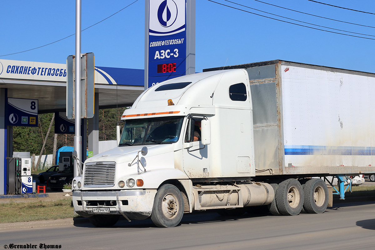 Приморский край, № Р 129 МК 125 — Freightliner Century Class