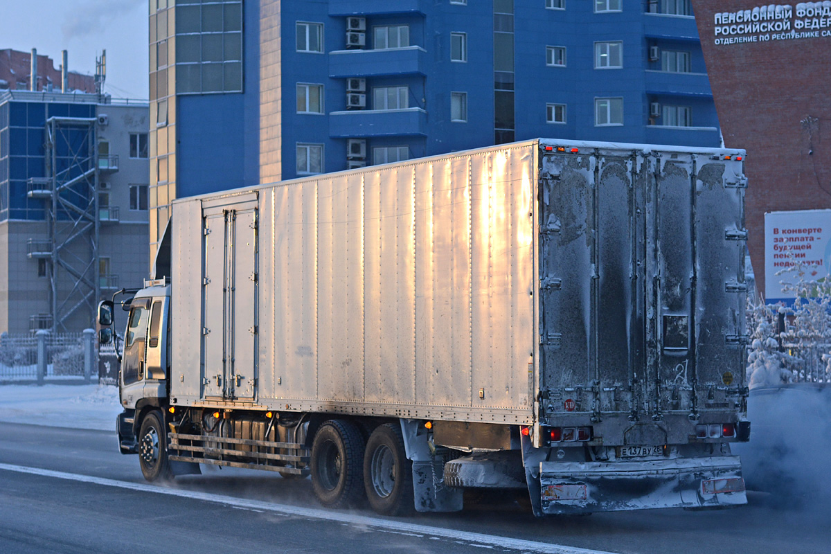 Амурская область, № Е 137 ВУ 28 — Isuzu Giga (общая модель)