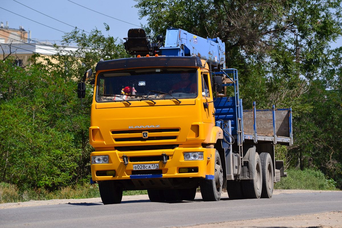 Волгоградская область, № В 028 СА 134 — КамАЗ-6520-63