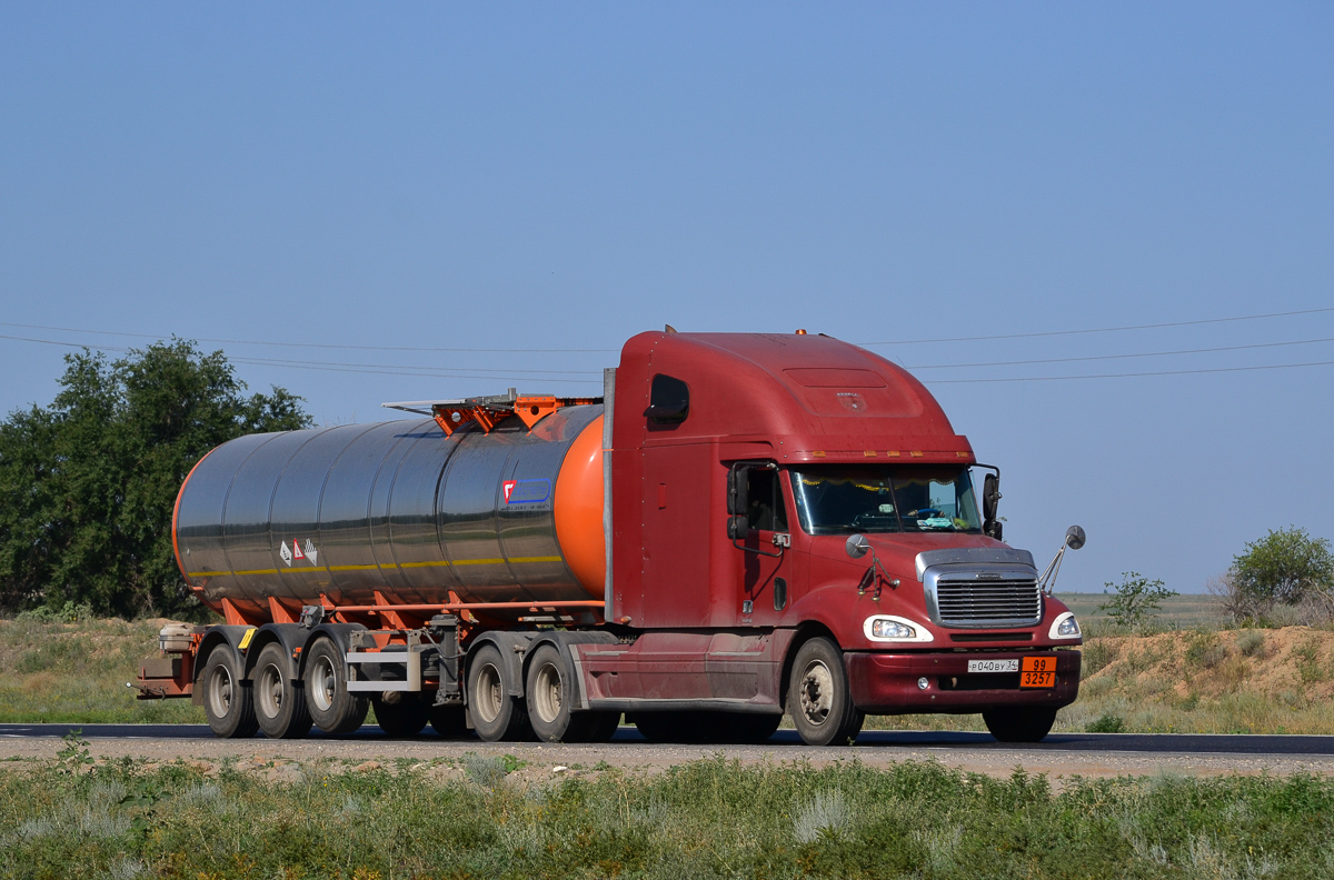 Волгоградская область, № Р 040 ВУ 34 — Freightliner Columbia