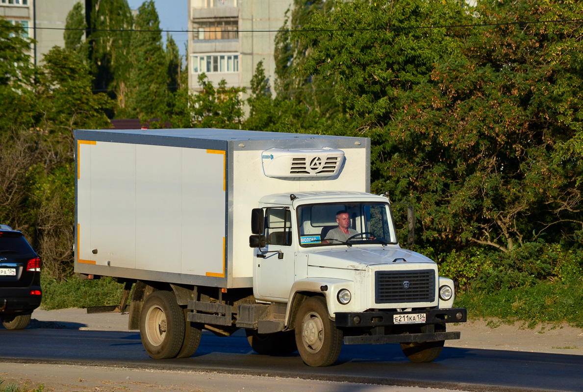 Волгоградская область, № Е 211 КА 134 — ГАЗ-33098