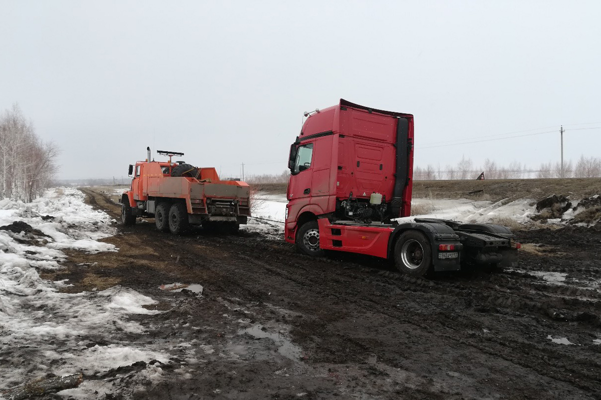 Самарская область, № У 193 ЕТ 163 — КрАЗ-6322; Туркестанская область, № 942 AMZ 13 — Mercedes-Benz Actros ('2011)