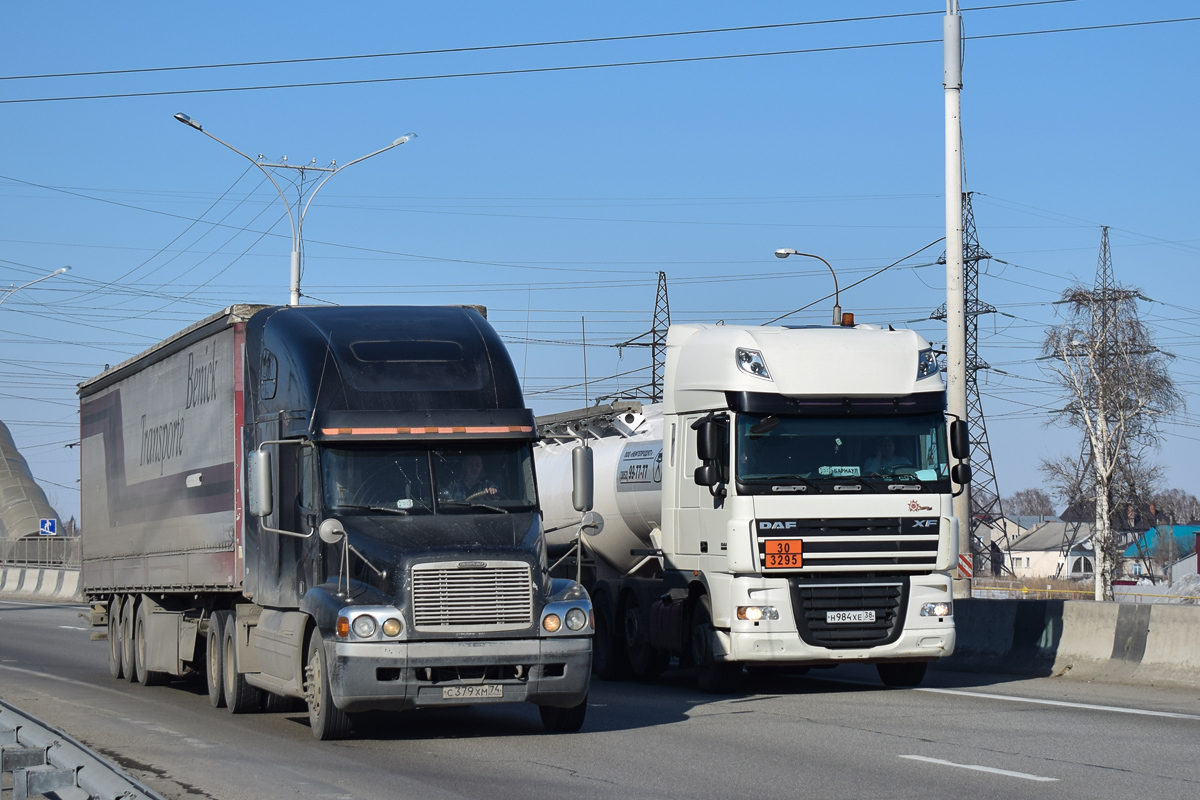 Челябинская область, № С 379 ХМ 74 — Freightliner Century Class; Алтайский край, № Н 984 ХЕ 38 — DAF XF105 FTG