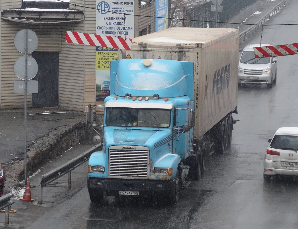 Приморский край, № Е 932 АУ 125 — Freightliner FLD 112