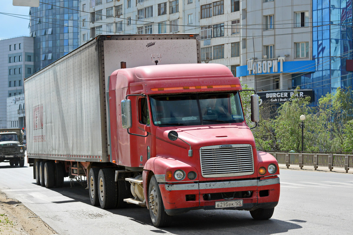 Приморский край, № Е 295 ВК 125 — Freightliner Century Class