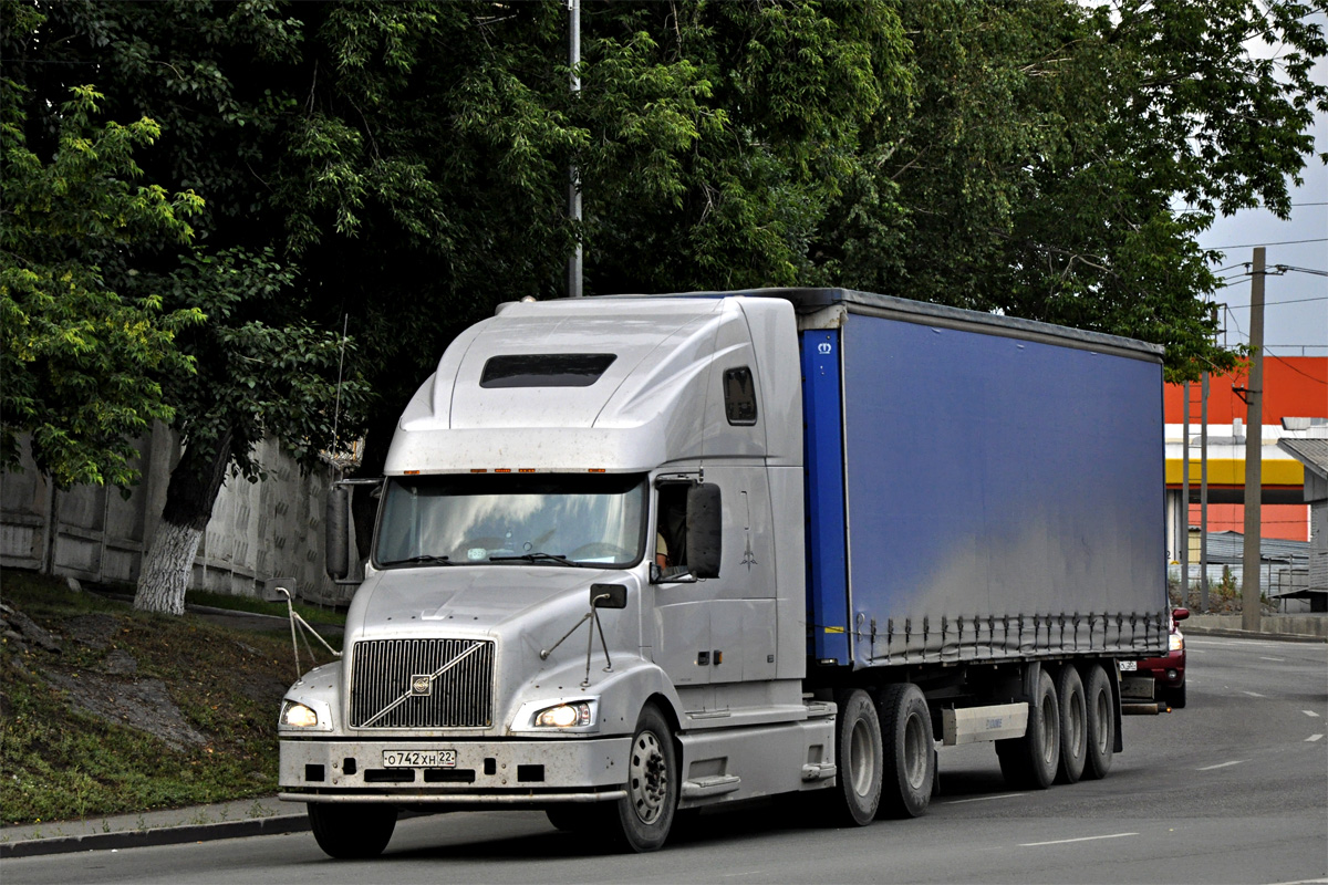 Алтайский край, № О 742 ХН 22 — Volvo VNL660