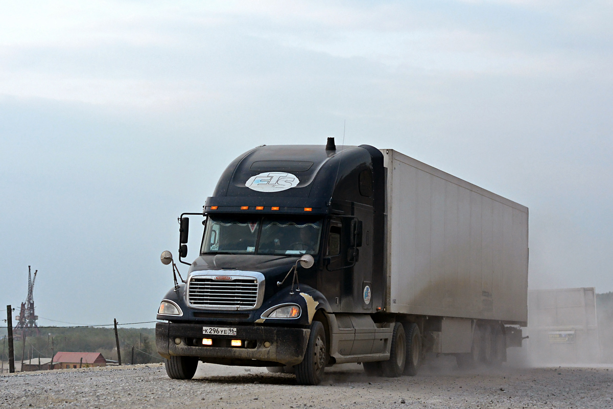 Хабаровский край, № К 296 УЕ 96 — Freightliner Columbia