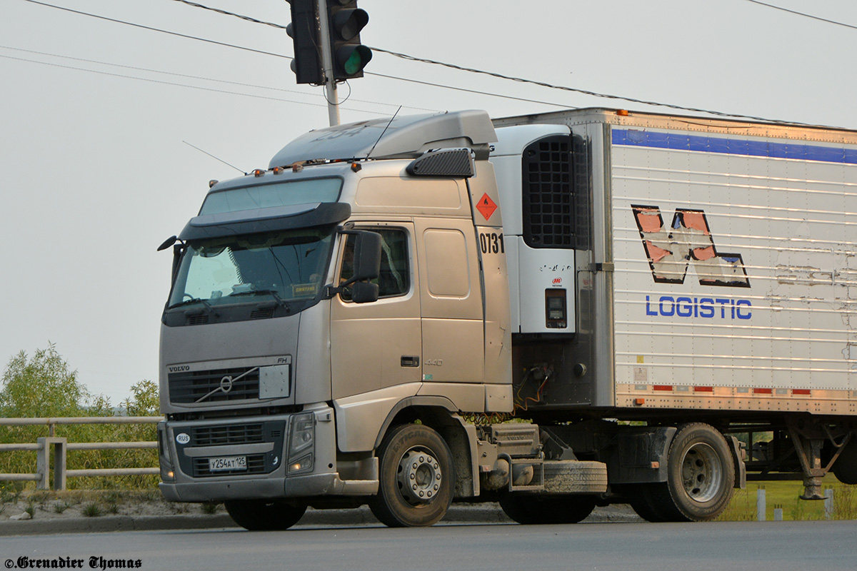 Приморский край, № У 254 АТ 125 — Volvo ('2008) FH.440